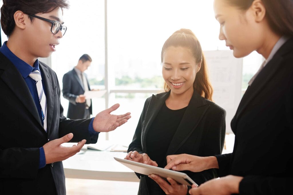 書類を見ながら話している3人のプロフェッショナル